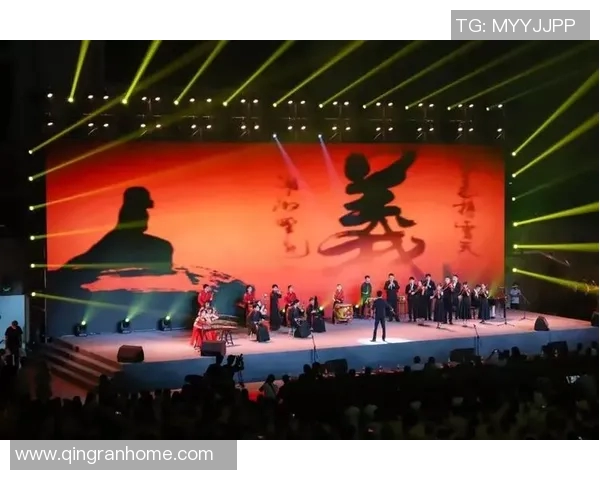 球迷看台真情告白成功全场掌声雷动见证浪漫瞬间 球迷看台真情告白成功全场掌声雷动见证浪漫瞬间