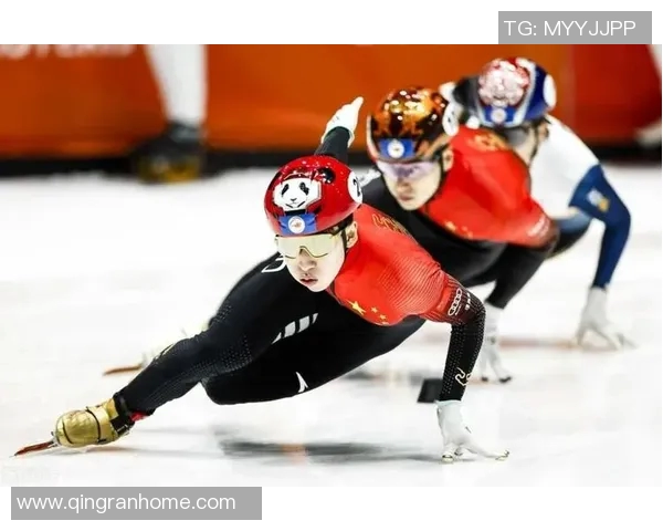 中国运动员身披国旗出征奥运会 现场高唱国歌激昂时刻震撼人心