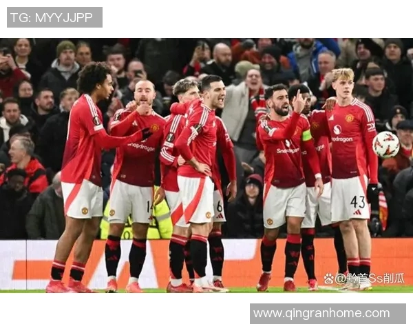 镜头捕捉：欧联赛场小动作引发热议