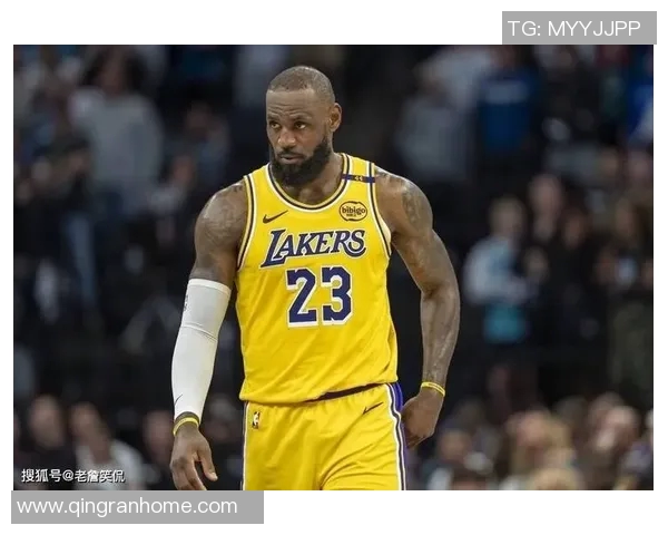 昔日王者詹姆斯状态下滑引发讨论 未来路在何方
